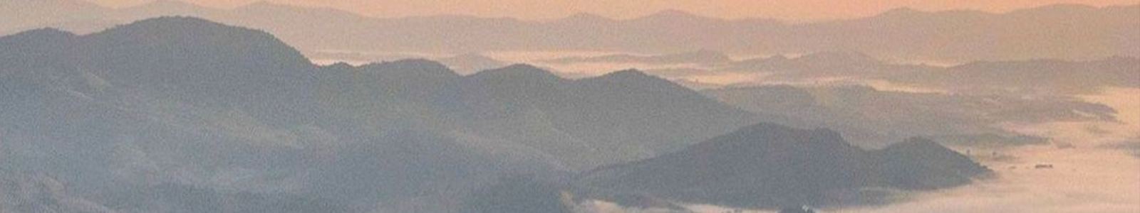 Morros da Serra da Mantiqueira com neblina ao amanhecer