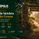 Ciclistas com mountain bikes no portão de entrada da Fazenda da Grama, ponto do Percurso Ponte da Grama, trilha de bicicleta em Brazópolis, MG