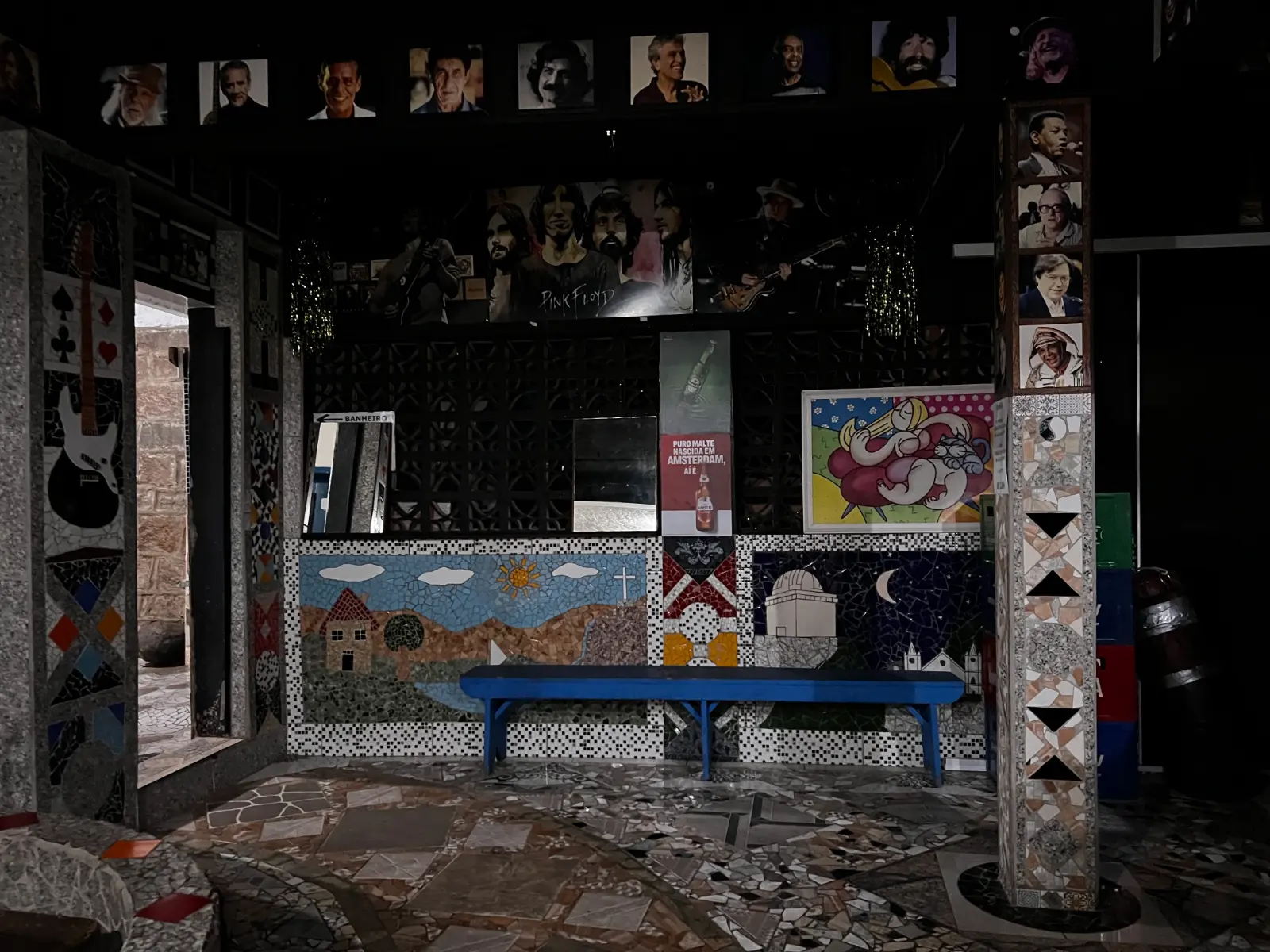 Painéis de mosaico no Bar do Dito Cavichi retratando a serra, o Observatório do Pico dos Dias e a igreja de Brazópolis MG